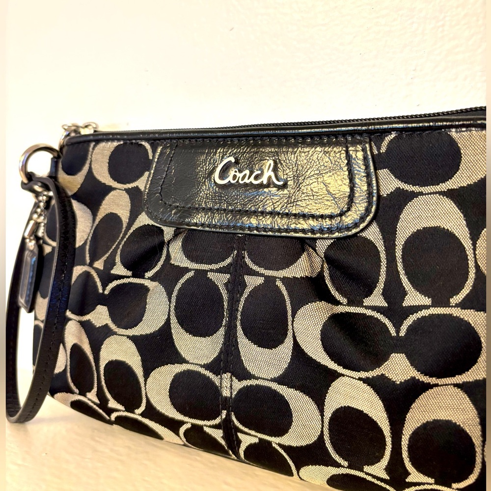 🎈PRICE DROP!❤️ HOST PICK! COACH Signature Wristlet in Black & Silver! Nice size!